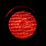 Hai preso il rosso? Ecco quando scatta la multa e come non perdere punti