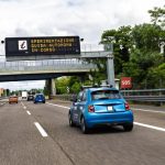 una fiat 500 elettrica compie un test di guida autonoma di 8 km senza conducente a milano