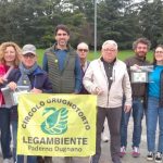 volontari di Legambiente danno un nome agli alberi del parco Lago nord a Paderno