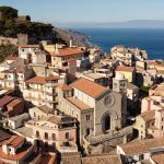 Vicino Taormina c’è un borgo medioevale tra i più belli di tutta la Sicilia: ancora poco conosciuto, ma è una meraviglia
