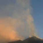 Attività stromboliana al cratere di Sud-est dell’etna con nube eruttiva verso sud-ovest