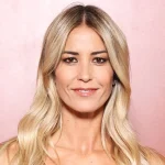 Elena Santarelli sotto attacco per una foto in costume intero: bodyshaming e risposta pubblica