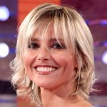 Francesca fialdini si lascia intervistare da nek in chiusura di “da noi… a ruota libera”: fede, amore e ricordi