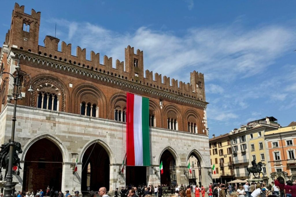 Il_tricolore_issato_rovescio_d