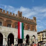 Il tricolore issato rovescio durante i festeggiamenti del 2 giugno a piacenza in piazza Cavalli