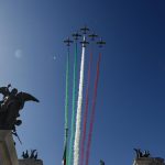 La cerimonia per il 2 giugno si chiude con le frecce tricolore e lo spettacolo dei paracadutisti a Roma