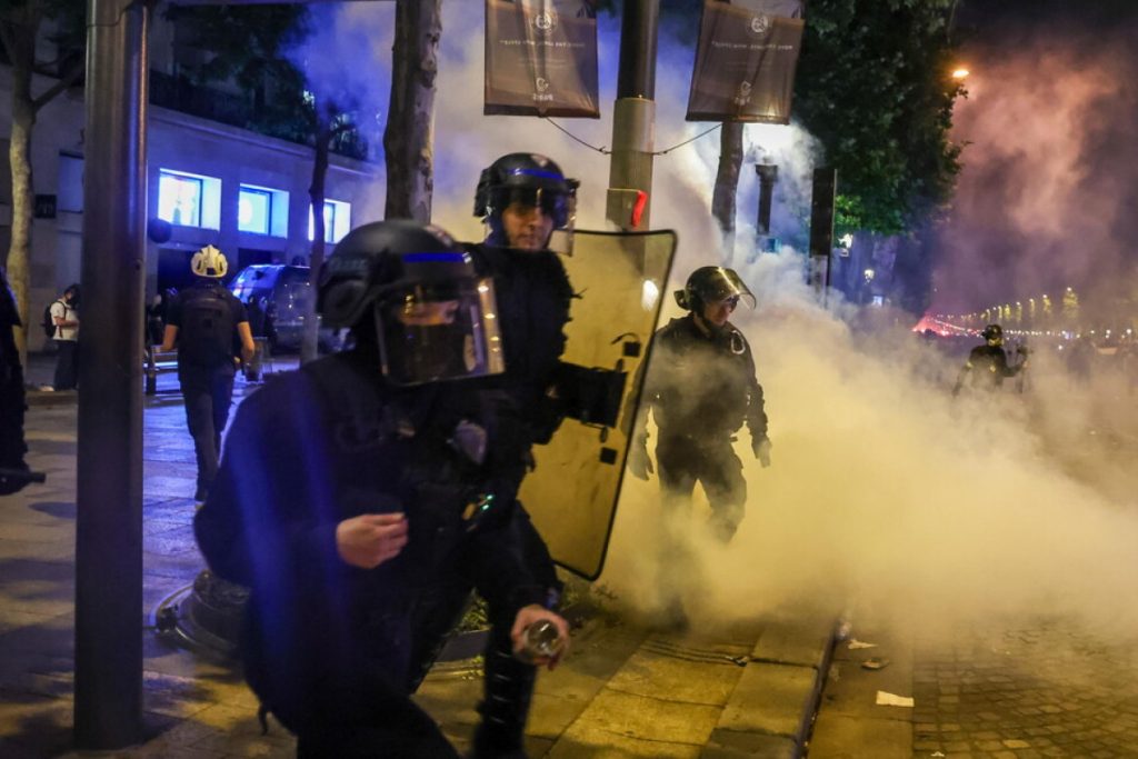 Serata_di_violenze_a_parigi_do
