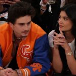 Timothée chalamet e kylie jenner insieme al madison square garden tra sorrisi e abbracci durante la partita