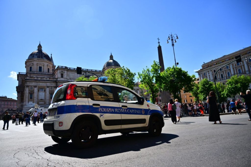 Una_donna_chiama_la_polizia_lo