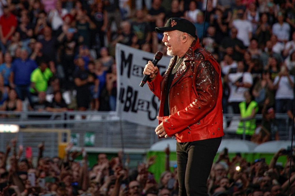 Vasco_rossi_inaugura_il_tour_c