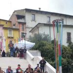 Aggressione al sindaco di Introdacqua durante la festa patronale: tensioni e feriti nella notte più intensa