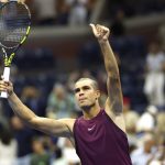 Alcaraz vola al secondo turno degli US Open 2025 con un nuovo look e batte Opelka in tre set
