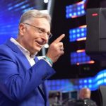 Ascolti TV sabato 30 agosto 2025: sfida tra Evviva Su Rai 1 e Ciao Darwin su Canale 5