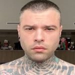 Fedez in mezzo alle polemiche dopo la vacanza su uno yacht di lusso con la famiglia La Russa in Sardegna