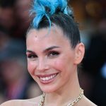 Festival Del Cinema Di Venezia 2025, Rose Villain sceglie un look punk con cresta turchese nella prima serata