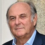 Gerry Scotti ricorda Fabrizio Frizzi con emozione a La Ruota Della Fortuna, dopo l’omaggio a Sanremo 2025