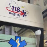 Incidente frontale con incendio tra auto e van sulla strada provinciale 95 a Brienza, nove feriti portati in ospedale