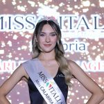 Manuela Pugliese incoronata Miss Calabria 2025 durante la finale a Trebisacce, inizia il cammino verso Miss Italia