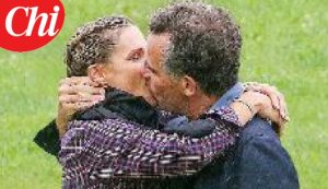 Michelle Hunziker accoglie Nino Tronchetti Provera con un bacio sulle Dolomiti e regali da Amalfi