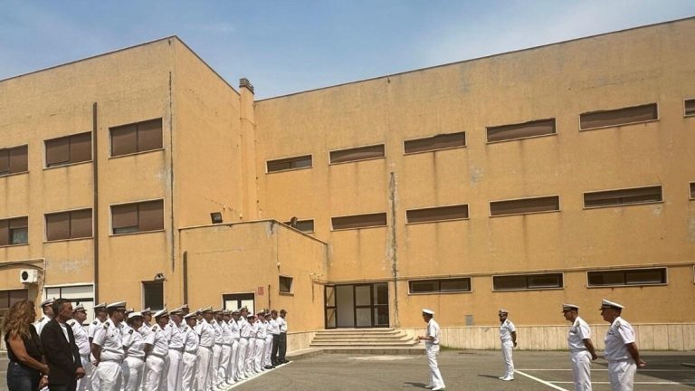 Visita del Comandante Generale della Guardia Costiera a Vibo Valentia dopo l’aggressione ai militari durante un controllo in mare