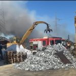 Incendio nella raccolta materiali ferrosi a Lecce: fiamme divampano alla ferrosa nel quartiere borgo pace