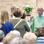 La chiesa e i sacerdoti si confrontano con l’evangelizzazione digitale tra nuovi volti e realtà locali