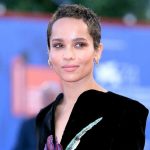 Zoë Kravitz critica Friends come serie obsoleta e omofoba durante la promozione di caught stealing